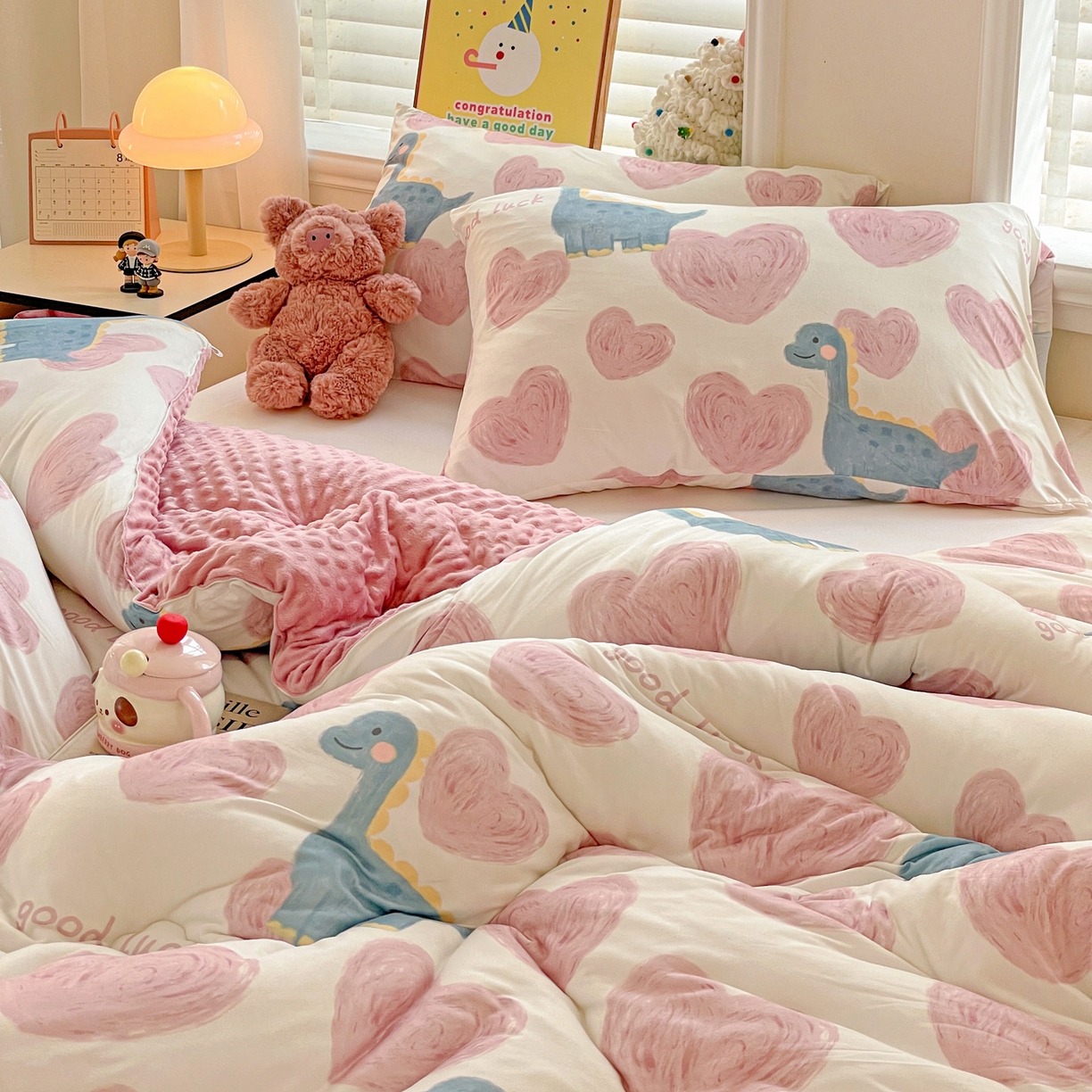 91家纺网 家纺一手货源 找家纺 小叮当家纺仓储工厂店 2025新款A类母婴级宝宝被子牛奶丝针织棉豆豆被豆豆被子儿童婴童大豆被精品买家秀 爱心恐龙