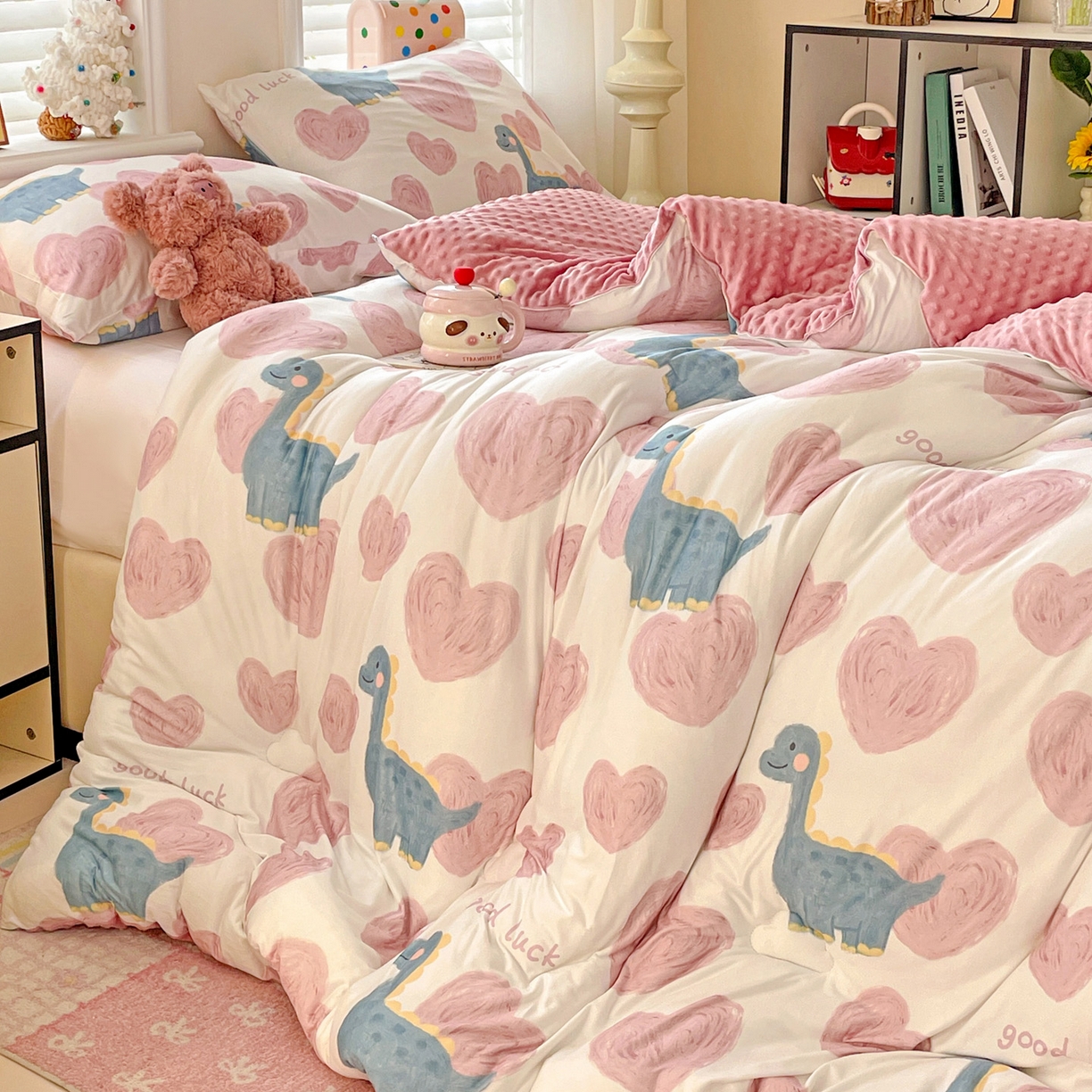 91家纺网 家纺一手货源 找家纺 小叮当家纺仓储工厂店 2025新款A类母婴级宝宝被子牛奶丝针织棉豆豆被豆豆被子儿童婴童大豆被精品买家秀 爱心恐龙