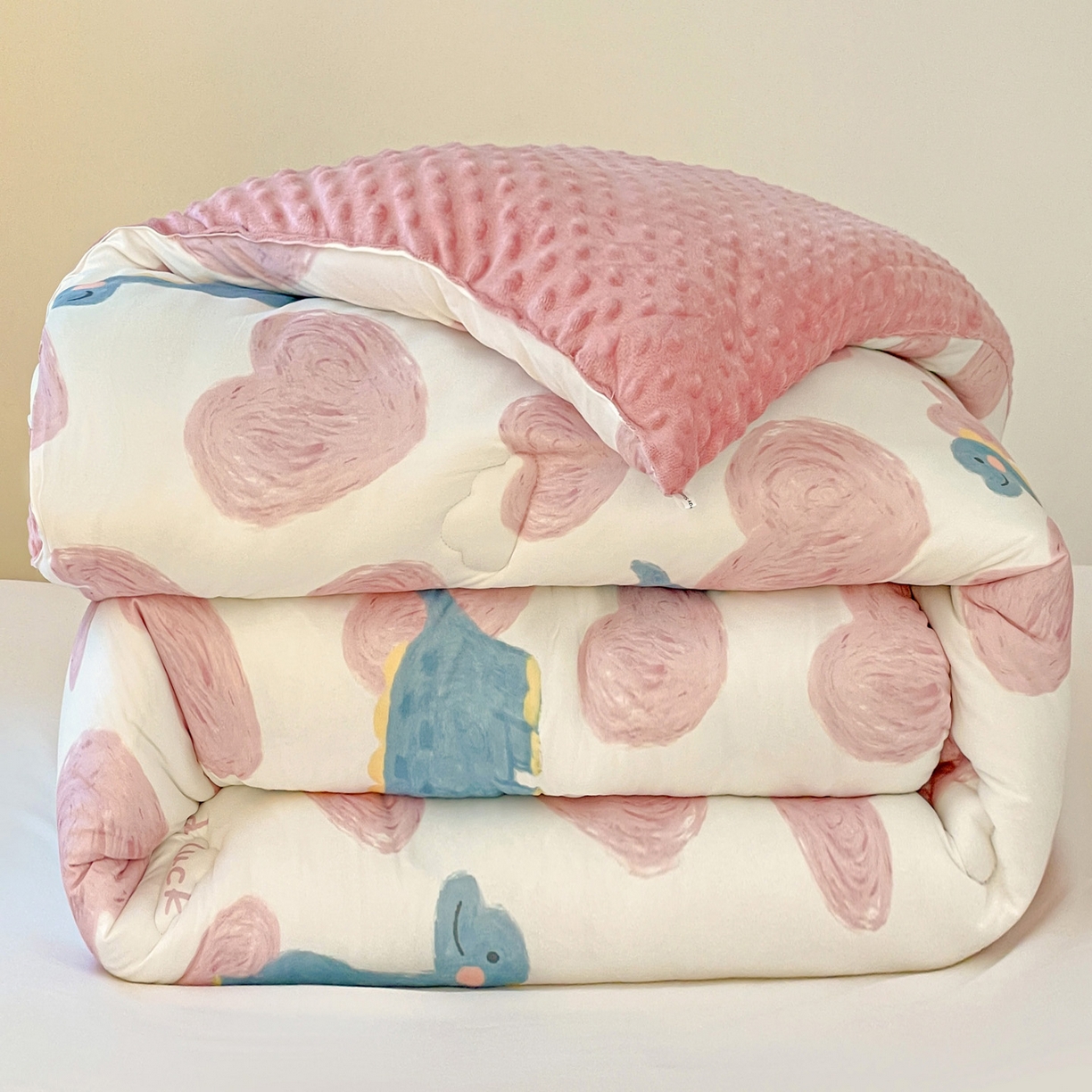 91家纺网 家纺一手货源 找家纺 小叮当家纺仓储工厂店 2025新款A类母婴级宝宝被子牛奶丝针织棉豆豆被豆豆被子儿童婴童大豆被精品买家秀 爱心恐龙