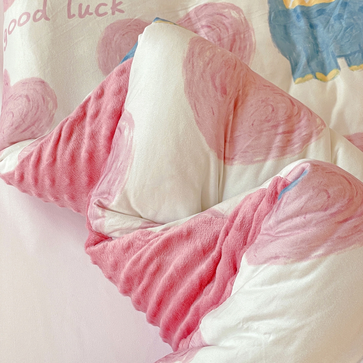 91家纺网 家纺一手货源 找家纺 小叮当家纺仓储工厂店 2025新款A类母婴级宝宝被子牛奶丝针织棉豆豆被豆豆被子儿童婴童大豆被精品买家秀 爱心恐龙