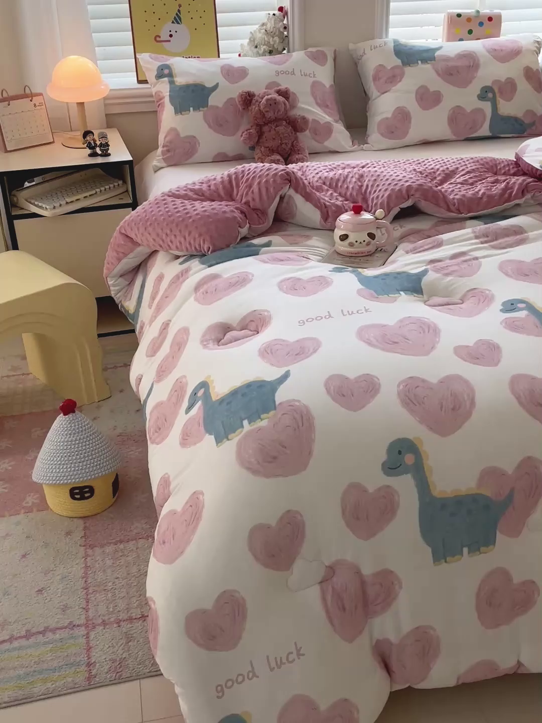 91家纺网 家纺一手货源 找家纺 小叮当家纺仓储工厂店 2025新款A类母婴级宝宝被子牛奶丝针织棉豆豆被豆豆被子儿童婴童大豆被精品买家秀 爱心恐龙