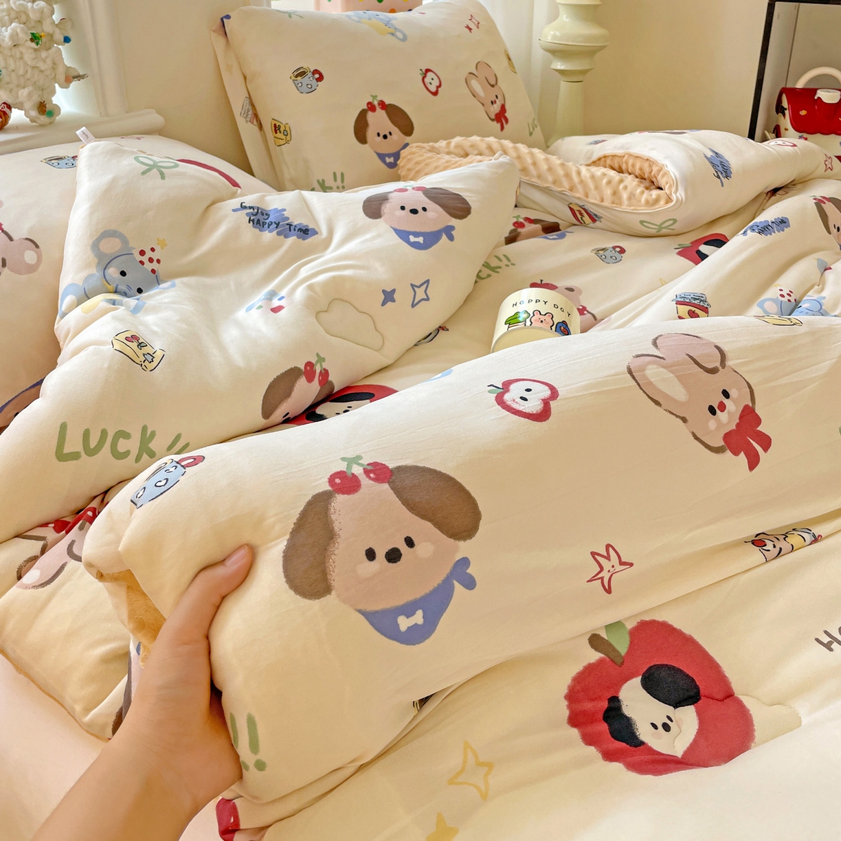 91家纺网 家纺一手货源 找家纺 小叮当家纺仓储工厂店 2025新款A类母婴级宝宝被子牛奶丝针织棉豆豆被豆豆被子儿童婴童大豆被精品买家秀 苹果乐园