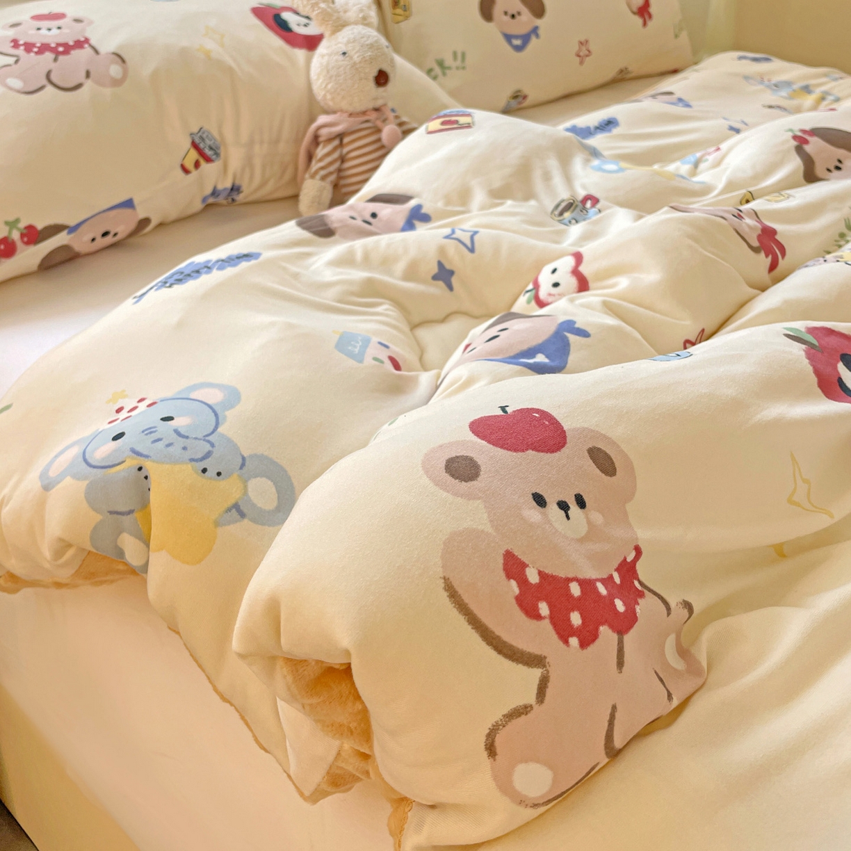 91家纺网 家纺一手货源 找家纺 小叮当家纺仓储工厂店 2025新款A类母婴级宝宝被子牛奶丝针织棉豆豆被豆豆被子儿童婴童大豆被精品买家秀 苹果乐园