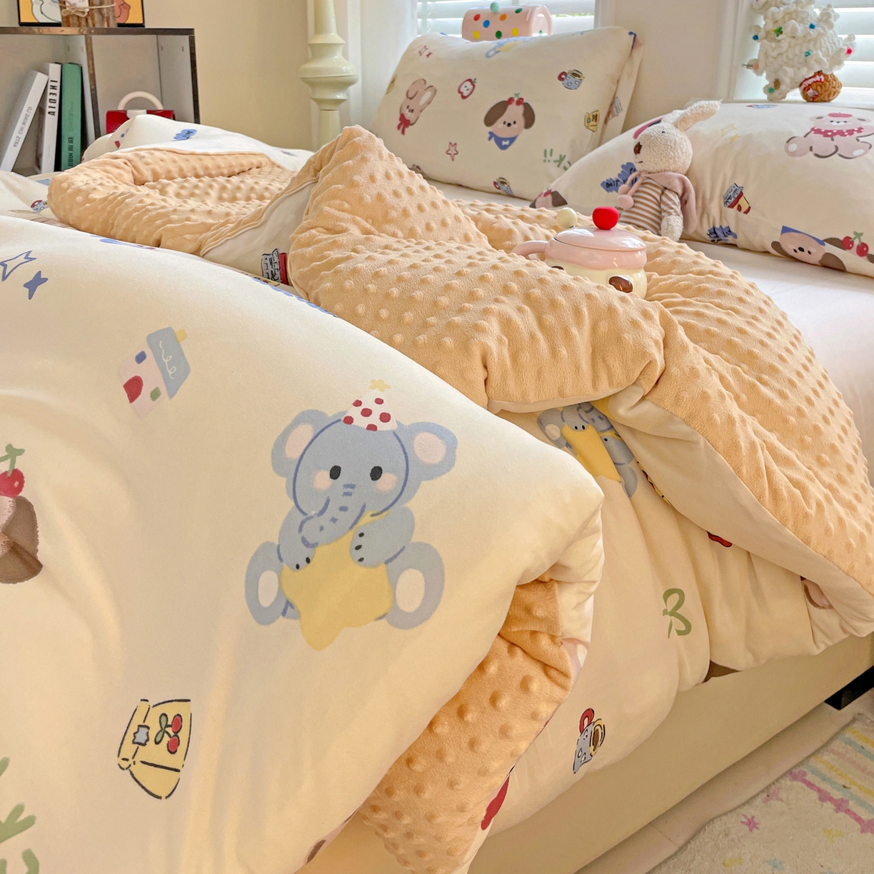 91家纺网 家纺一手货源 找家纺 小叮当家纺仓储工厂店 2025新款A类母婴级宝宝被子牛奶丝针织棉豆豆被豆豆被子儿童婴童大豆被精品买家秀 苹果乐园