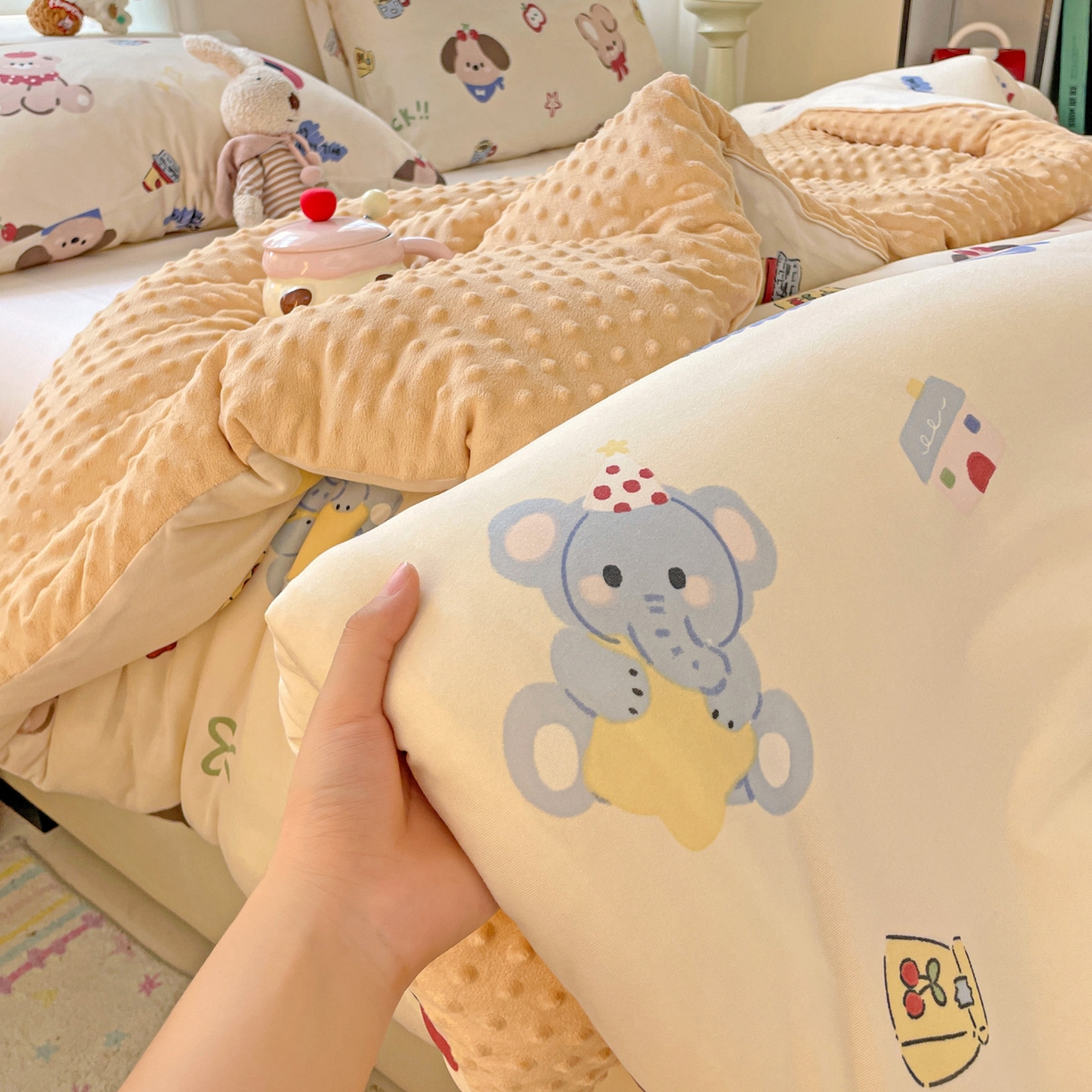 91家纺网 家纺一手货源 找家纺 小叮当家纺仓储工厂店 2025新款A类母婴级宝宝被子牛奶丝针织棉豆豆被豆豆被子儿童婴童大豆被精品买家秀 苹果乐园