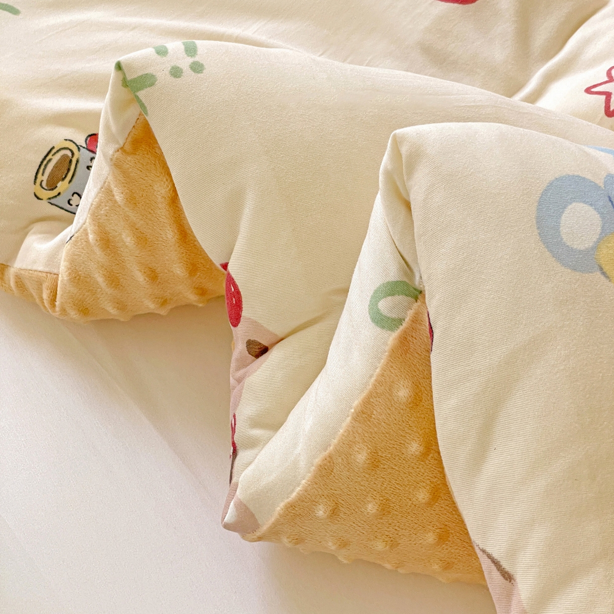 91家纺网 家纺一手货源 找家纺 小叮当家纺仓储工厂店 2025新款A类母婴级宝宝被子牛奶丝针织棉豆豆被豆豆被子儿童婴童大豆被精品买家秀 苹果乐园