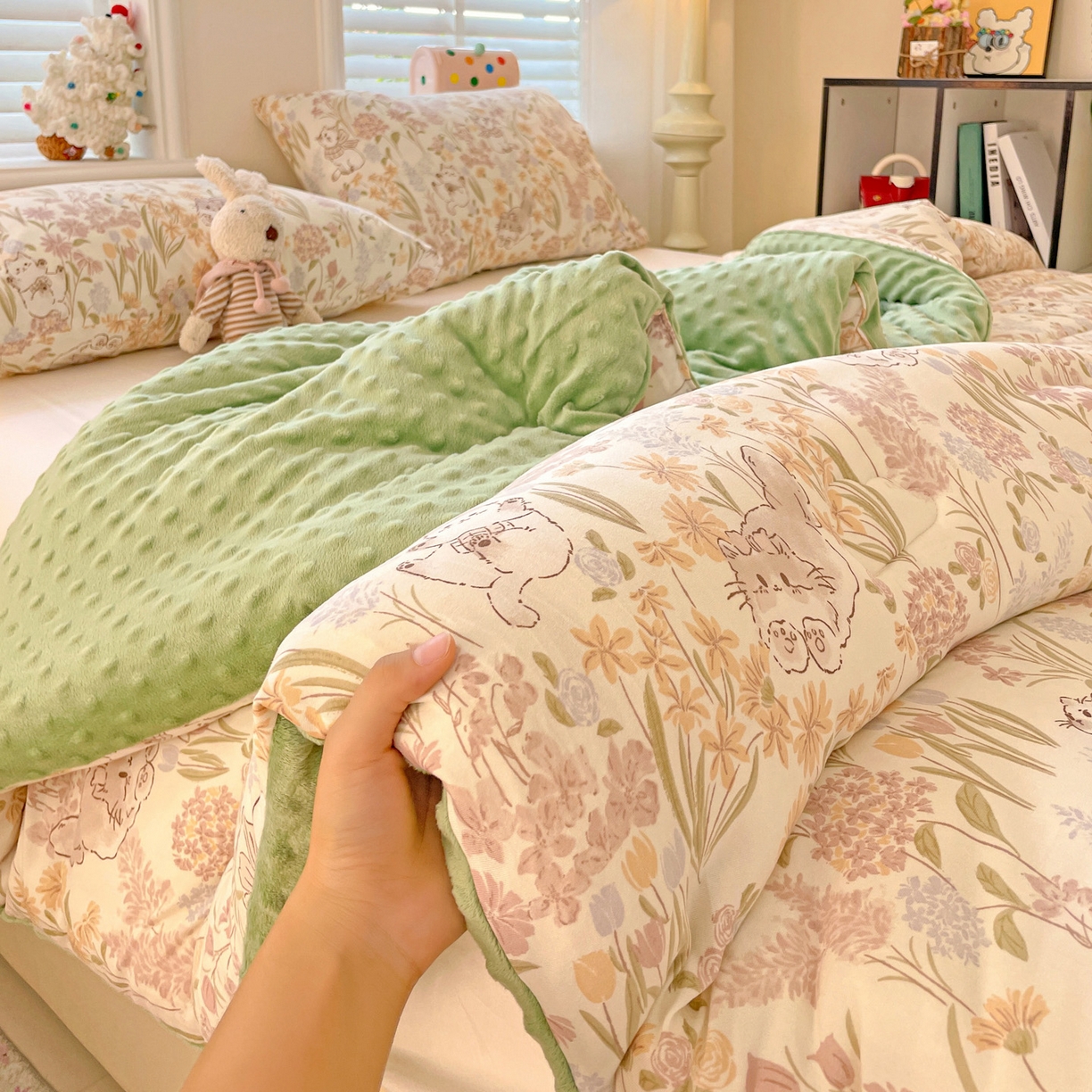 91家纺网 家纺一手货源 找家纺 小叮当家纺仓储工厂店 2025新款A类母婴级宝宝被子牛奶丝针织棉豆豆被豆豆被子儿童婴童大豆被精品买家秀 花间小猫