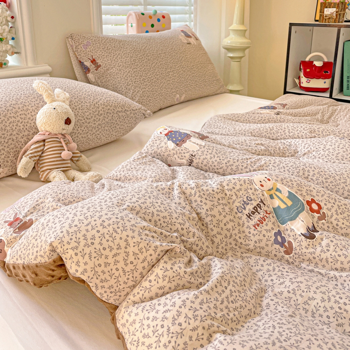 91家纺网 家纺一手货源 找家纺 小叮当家纺仓储工厂店 2025新款A类母婴级宝宝被子牛奶丝针织棉豆豆被豆豆被子儿童婴童大豆被精品买家秀 花间兔