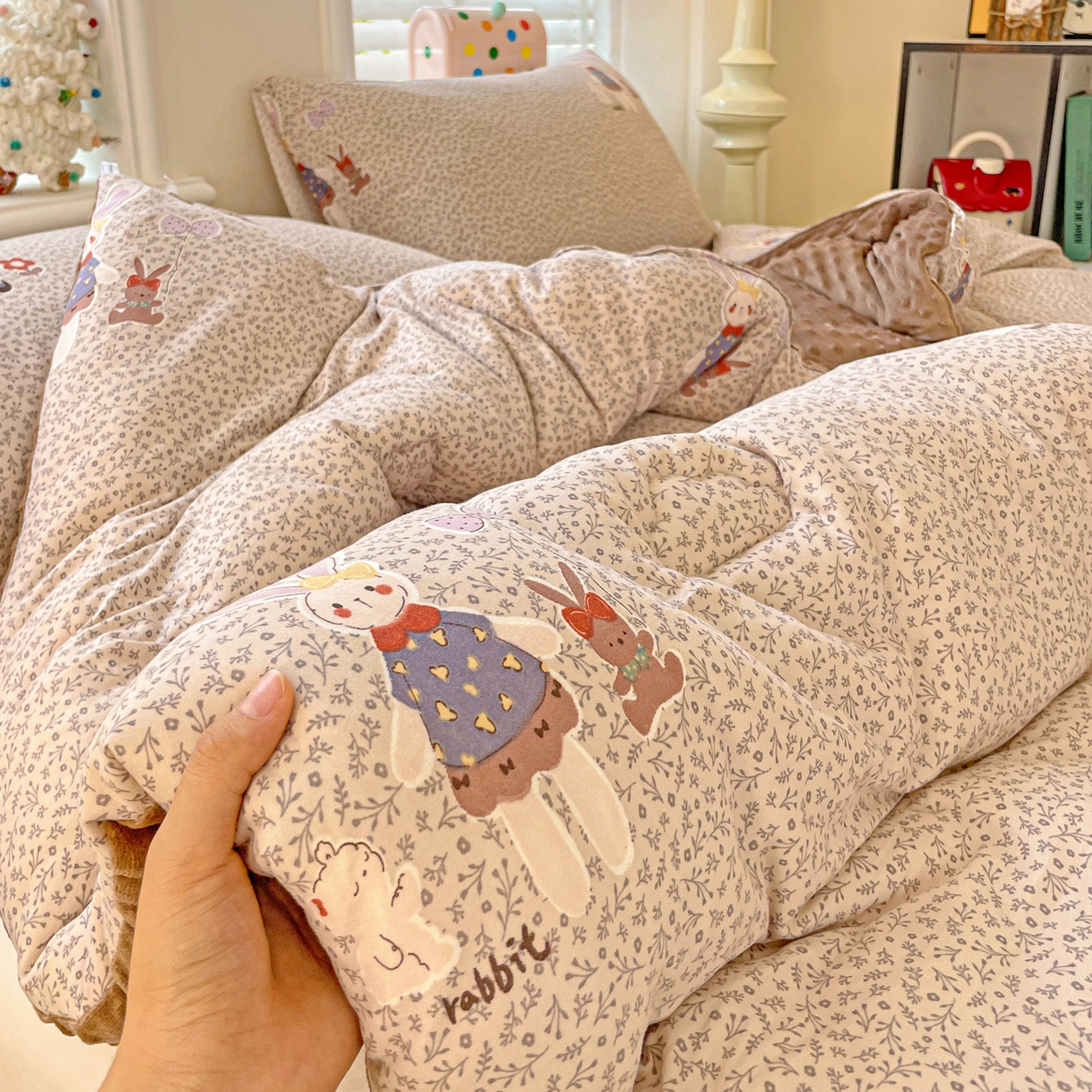 91家纺网 家纺一手货源 找家纺 小叮当家纺仓储工厂店 2025新款A类母婴级宝宝被子牛奶丝针织棉豆豆被豆豆被子儿童婴童大豆被精品买家秀 花间兔