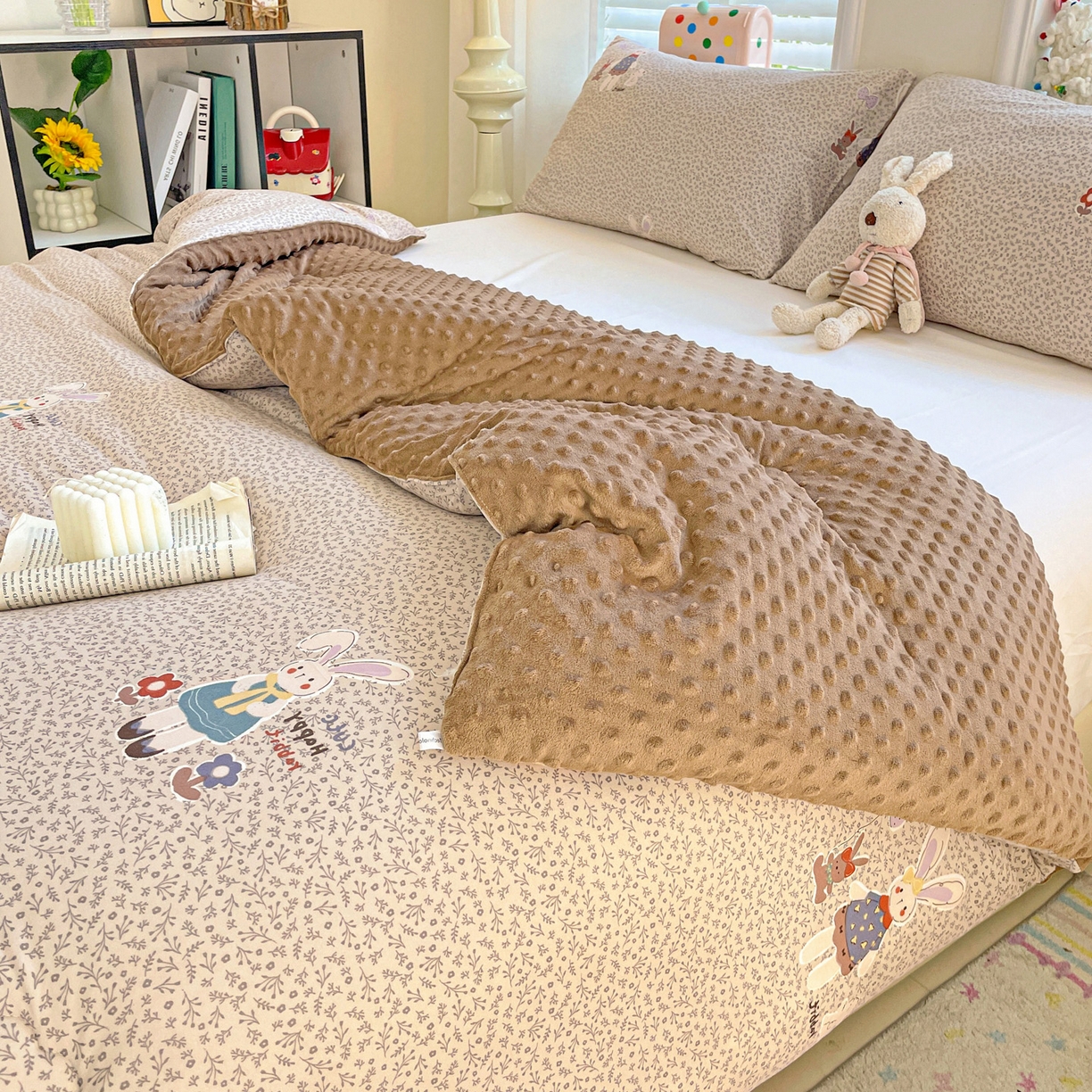 91家纺网 家纺一手货源 找家纺 小叮当家纺仓储工厂店 2025新款A类母婴级宝宝被子牛奶丝针织棉豆豆被豆豆被子儿童婴童大豆被精品买家秀 花间兔