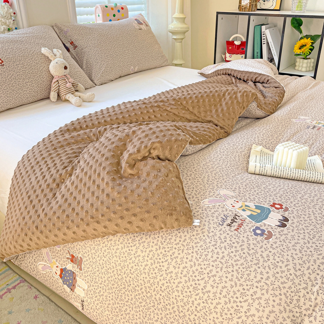 91家纺网 家纺一手货源 找家纺 小叮当家纺仓储工厂店 2025新款A类母婴级宝宝被子牛奶丝针织棉豆豆被豆豆被子儿童婴童大豆被精品买家秀 花间兔