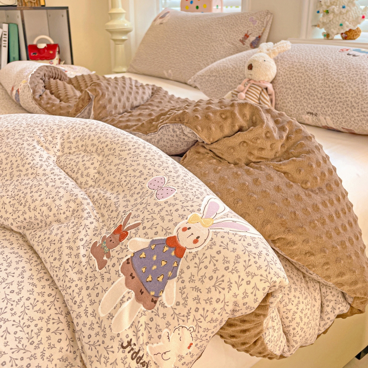 91家纺网 家纺一手货源 找家纺 小叮当家纺仓储工厂店 2025新款A类母婴级宝宝被子牛奶丝针织棉豆豆被豆豆被子儿童婴童大豆被精品买家秀 花间兔