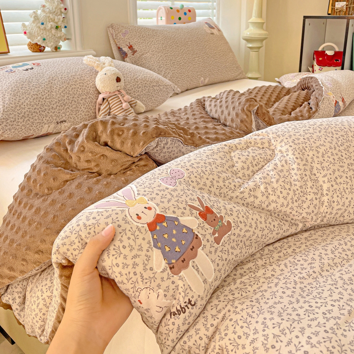 91家纺网 家纺一手货源 找家纺 小叮当家纺仓储工厂店 2025新款A类母婴级宝宝被子牛奶丝针织棉豆豆被豆豆被子儿童婴童大豆被精品买家秀 花间兔