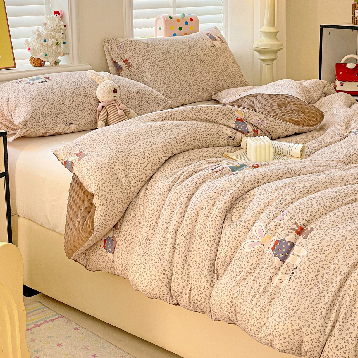 91家纺网 家纺一手货源 找家纺 小叮当家纺仓储工厂店 2025新款A类母婴级宝宝被子牛奶丝针织棉豆豆被豆豆被子儿童婴童大豆被精品买家秀 花间兔