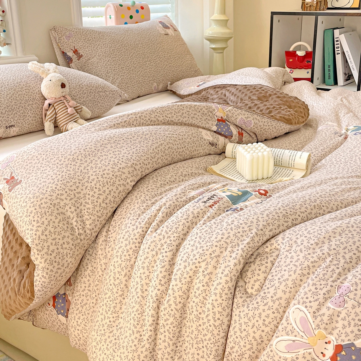 91家纺网 家纺一手货源 找家纺 小叮当家纺仓储工厂店 2025新款A类母婴级宝宝被子牛奶丝针织棉豆豆被豆豆被子儿童婴童大豆被精品买家秀 花间兔