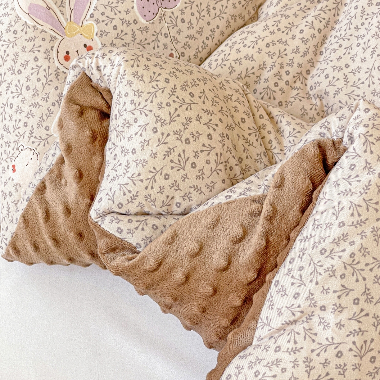 91家纺网 家纺一手货源 找家纺 小叮当家纺仓储工厂店 2025新款A类母婴级宝宝被子牛奶丝针织棉豆豆被豆豆被子儿童婴童大豆被精品买家秀 花间兔