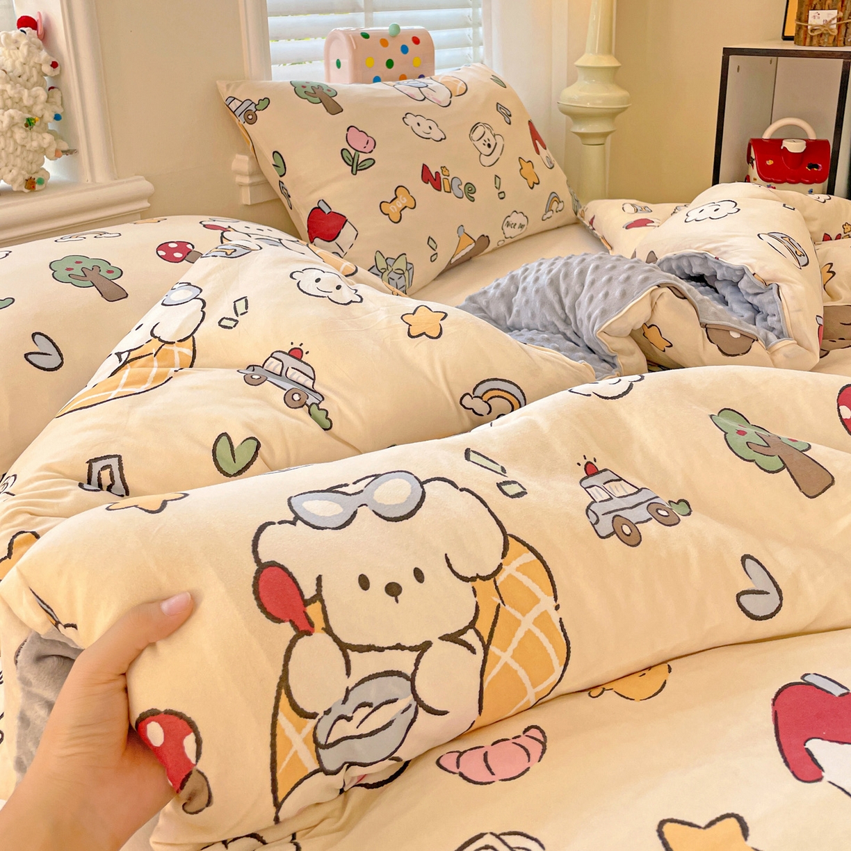 91家纺网 家纺一手货源 找家纺 小叮当家纺仓储工厂店 2025新款A类母婴级宝宝被子牛奶丝针织棉豆豆被豆豆被子儿童婴童大豆被精品买家秀 快乐时光