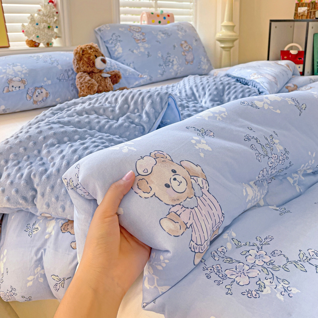 91家纺网 家纺一手货源 找家纺 小叮当家纺仓储工厂店 2025新款A类母婴级宝宝被子牛奶丝针织棉豆豆被豆豆被子儿童婴童大豆被精品买家秀 蓝色小花