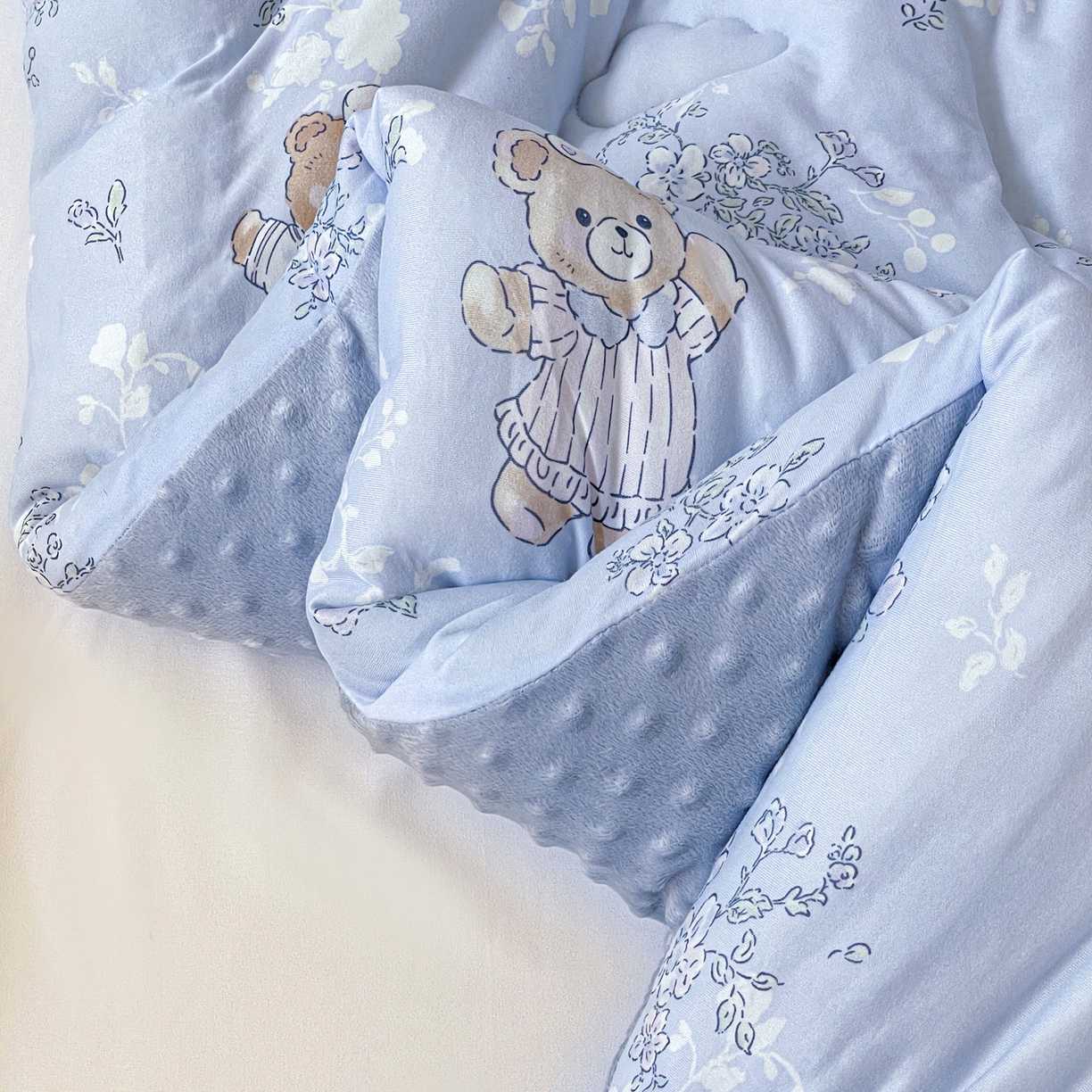 91家纺网 家纺一手货源 找家纺 小叮当家纺仓储工厂店 2025新款A类母婴级宝宝被子牛奶丝针织棉豆豆被豆豆被子儿童婴童大豆被精品买家秀 蓝色小花