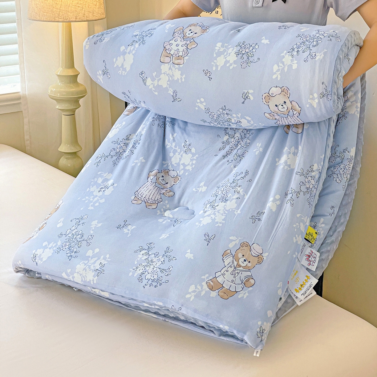 91家纺网 家纺一手货源 找家纺 小叮当家纺仓储工厂店 2025新款A类母婴级宝宝被子牛奶丝针织棉豆豆被豆豆被子儿童婴童大豆被精品买家秀 蓝色小花