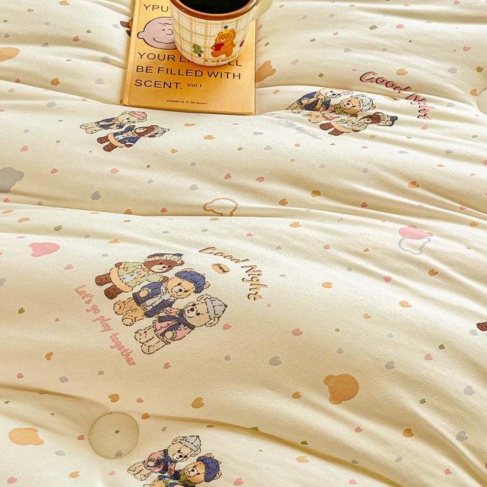 91家纺网 家纺一手货源 找家纺 小叮当家纺仓储工厂店 2025新款A类母婴级宝宝被子牛奶丝针织棉豆豆被豆豆被子儿童婴童大豆被精品买家秀 三只小熊（牛奶针织-豆豆被）