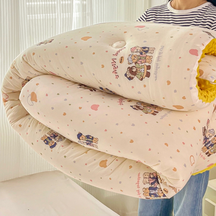 91家纺网 家纺一手货源 找家纺 小叮当家纺仓储工厂店 2025新款A类母婴级宝宝被子牛奶丝针织棉豆豆被豆豆被子儿童婴童大豆被精品买家秀 三只小熊（牛奶针织-豆豆被）