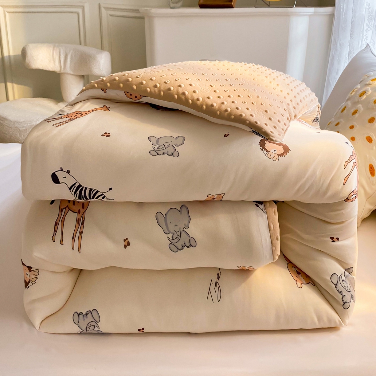 91家纺网 家纺一手货源 找家纺 小叮当家纺仓储工厂店 2025新款A类母婴级宝宝被子牛奶丝针织棉豆豆被豆豆被子儿童婴童大豆被精品买家秀 动物世界（牛奶针织-豆豆被）