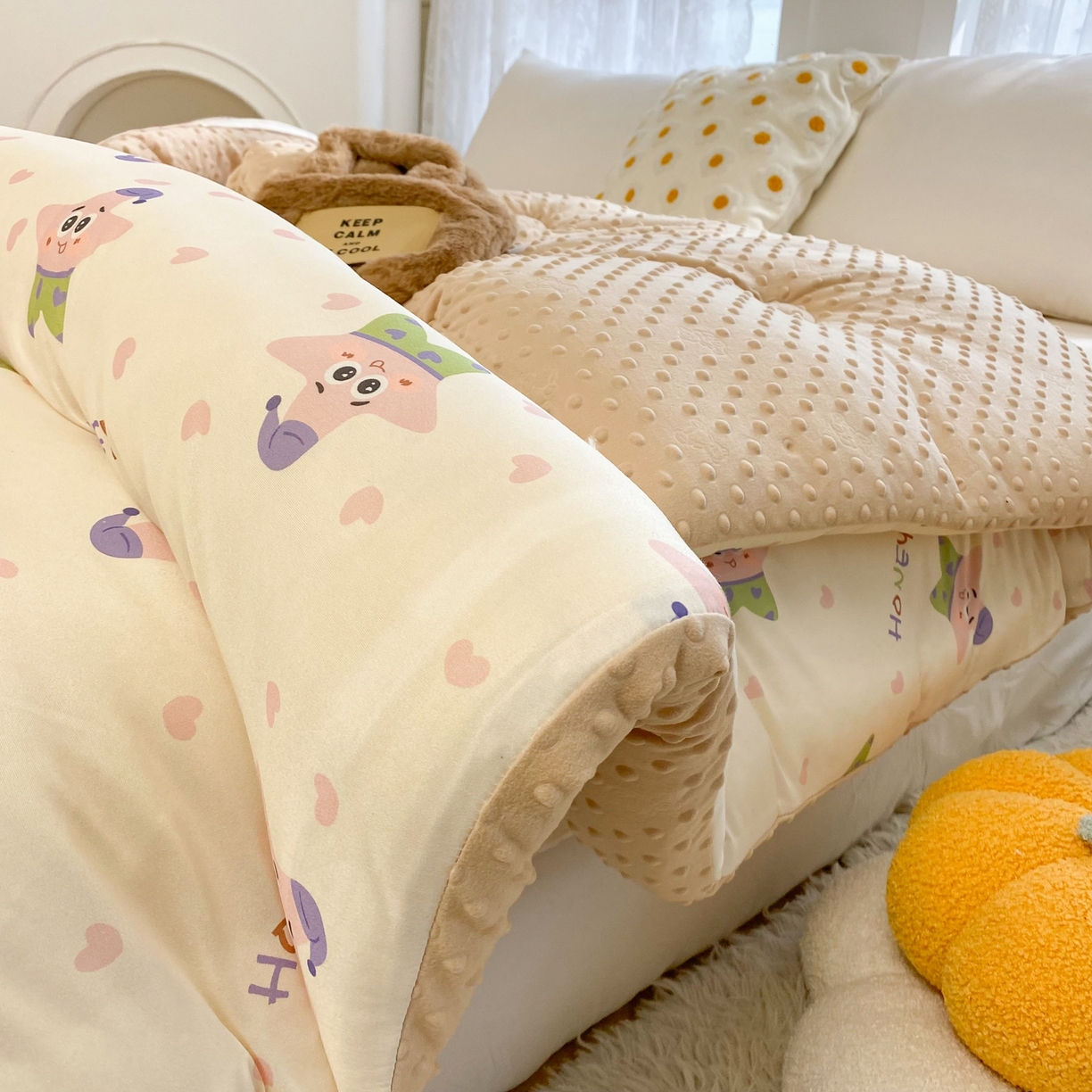 91家纺网 家纺一手货源 找家纺 小叮当家纺仓储工厂店 2025新款A类母婴级宝宝被子牛奶丝针织棉豆豆被豆豆被子儿童婴童大豆被精品买家秀 快乐海星（牛奶针织-豆豆被）