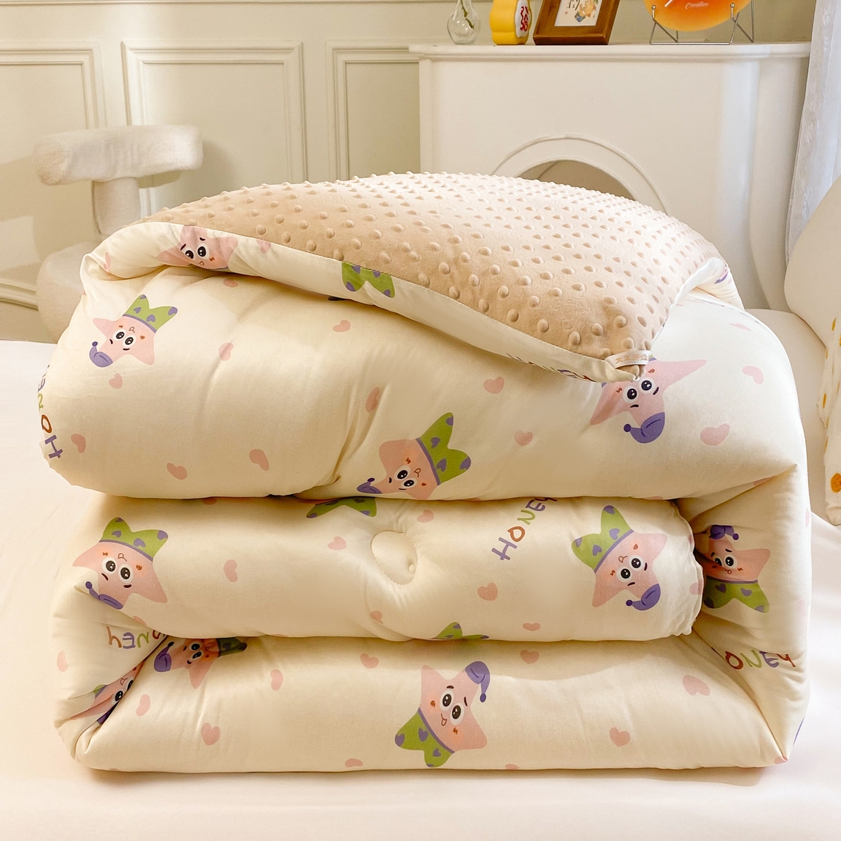 91家纺网 家纺一手货源 找家纺 小叮当家纺仓储工厂店 2025新款A类母婴级宝宝被子牛奶丝针织棉豆豆被豆豆被子儿童婴童大豆被精品买家秀 快乐海星（牛奶针织-豆豆被）