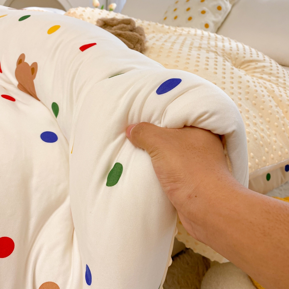 91家纺网 家纺一手货源 找家纺 小叮当家纺仓储工厂店 2025新款A类母婴级宝宝被子牛奶丝针织棉豆豆被豆豆被子儿童婴童大豆被精品买家秀 米洛熊（牛奶针织-豆豆被）