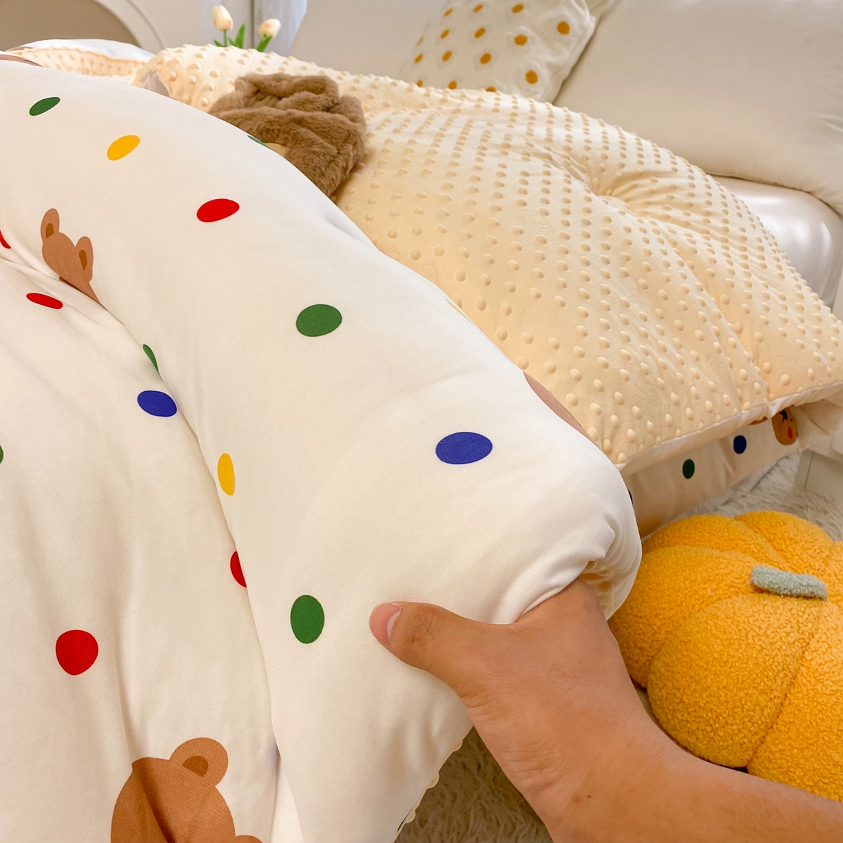 91家纺网 家纺一手货源 找家纺 小叮当家纺仓储工厂店 2025新款A类母婴级宝宝被子牛奶丝针织棉豆豆被豆豆被子儿童婴童大豆被精品买家秀 米洛熊（牛奶针织-豆豆被）