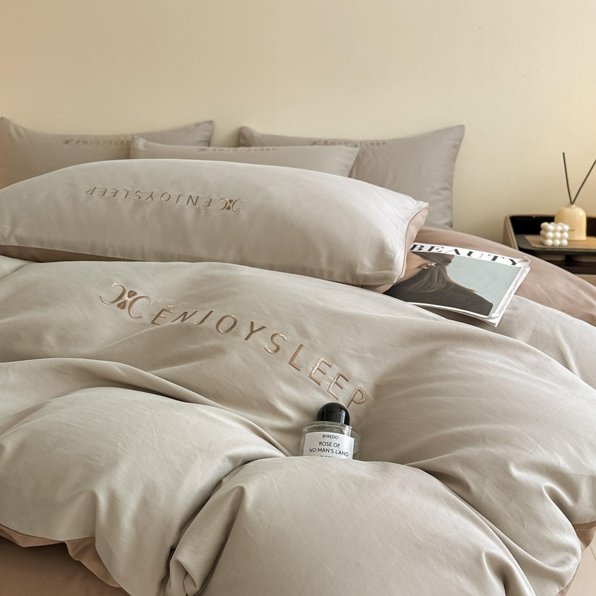 91家纺网 家纺一手货源 找家纺 小叮当家纺仓储工厂店 (买家秀 爆款花型 不断货)2025新款A类全棉纯棉加厚磨毛刺绣纯棉不掉毛四件套 缪斯-星辰灰+亚麻咖