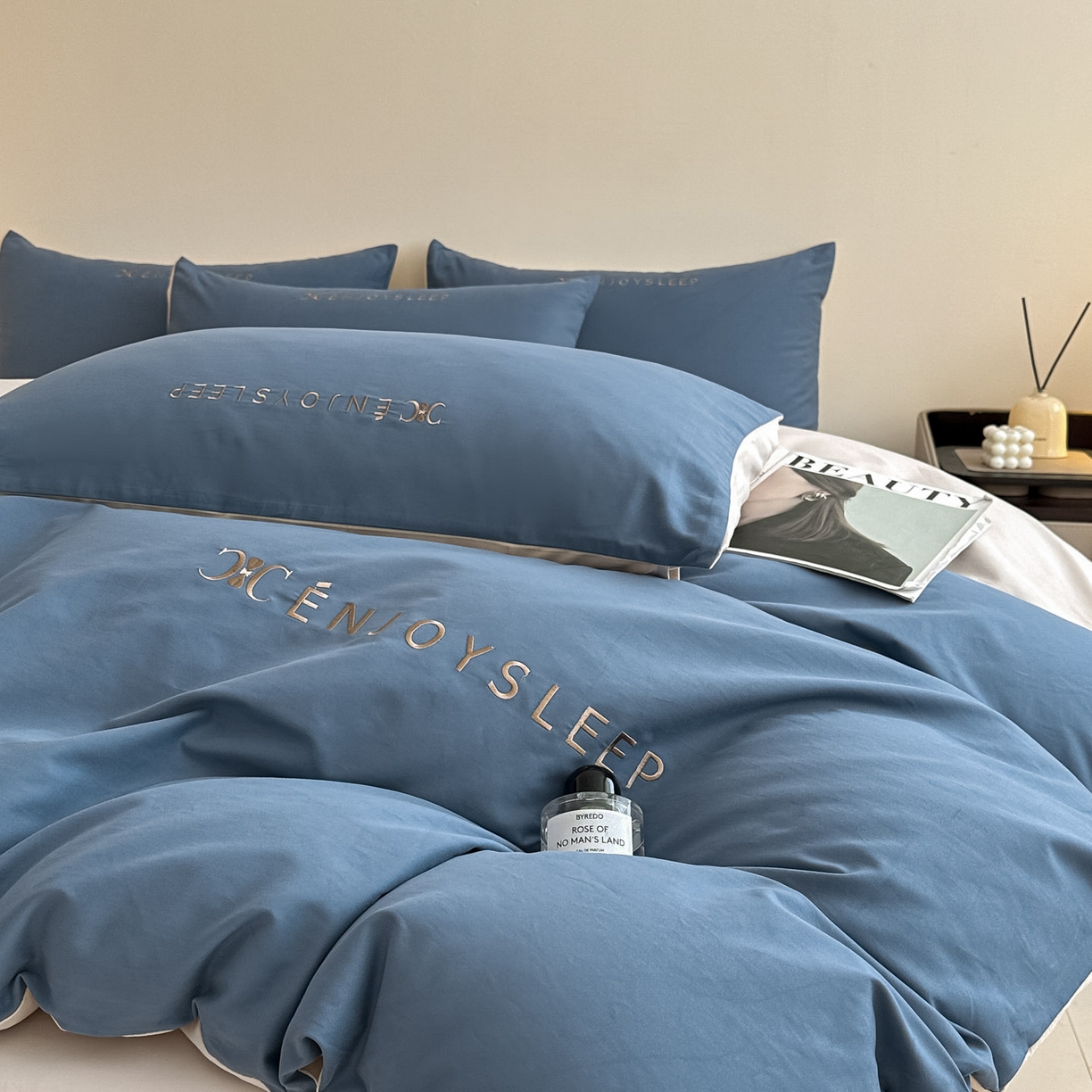 91家纺网 家纺一手货源 找家纺 小叮当家纺仓储工厂店 (买家秀 爆款花型 不断货)2025新款A类全棉纯棉加厚磨毛刺绣纯棉不掉毛四件套 缪斯-迷雾蓝+印月灰