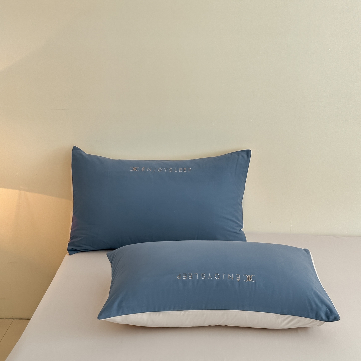 91家纺网 家纺一手货源 找家纺 小叮当家纺仓储工厂店 (买家秀 爆款花型 不断货)2025新款A类全棉纯棉加厚磨毛刺绣纯棉不掉毛四件套 缪斯-迷雾蓝+印月灰