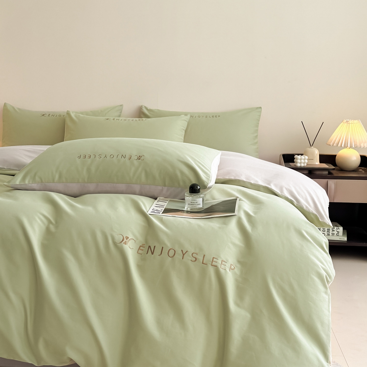 91家纺网 家纺一手货源 找家纺 小叮当家纺仓储工厂店 (买家秀 爆款花型 不断货)2025新款A类全棉纯棉加厚磨毛刺绣纯棉不掉毛四件套 缪斯-艾草绿+印月灰