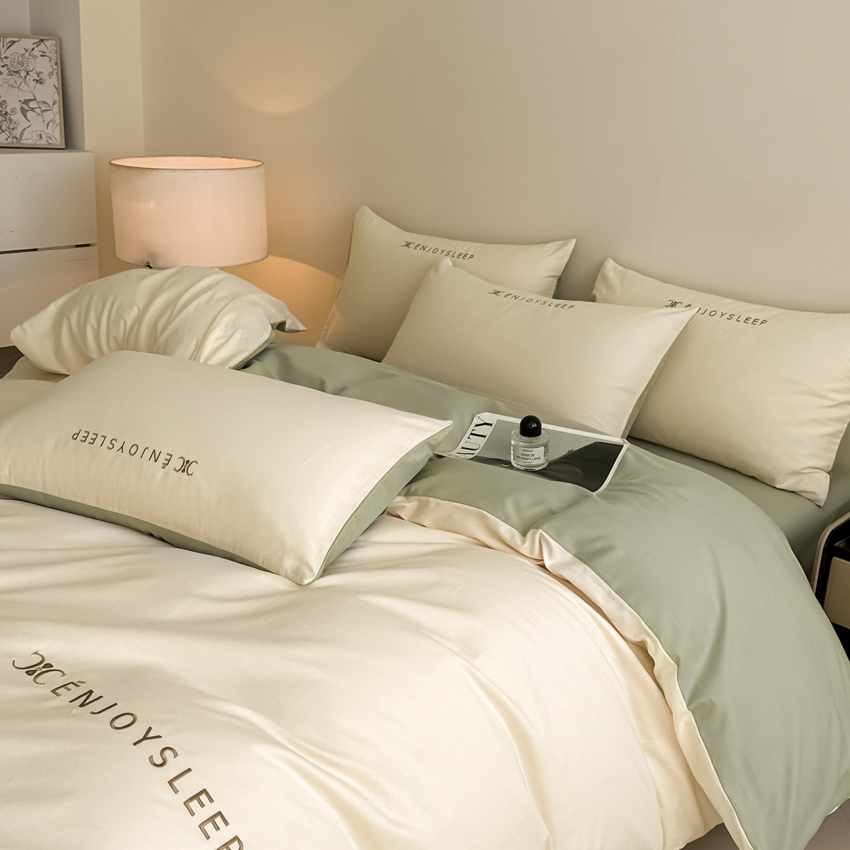 91家纺网 家纺一手货源 找家纺 小叮当家纺仓储工厂店 (买家秀 爆款花型 不断货)2025新款A类全棉纯棉加厚磨毛刺绣纯棉不掉毛四件套 缪斯-奶酪黄+抹茶绿