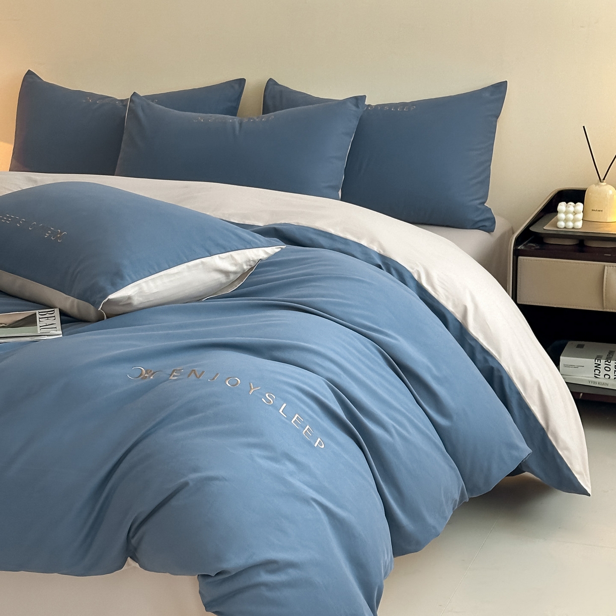 91家纺网 家纺一手货源 找家纺 小叮当家纺仓储工厂店 (买家秀 爆款花型 不断货)2025新款A类全棉纯棉加厚磨毛刺绣纯棉不掉毛四件套 缪斯-迷雾蓝+印月灰