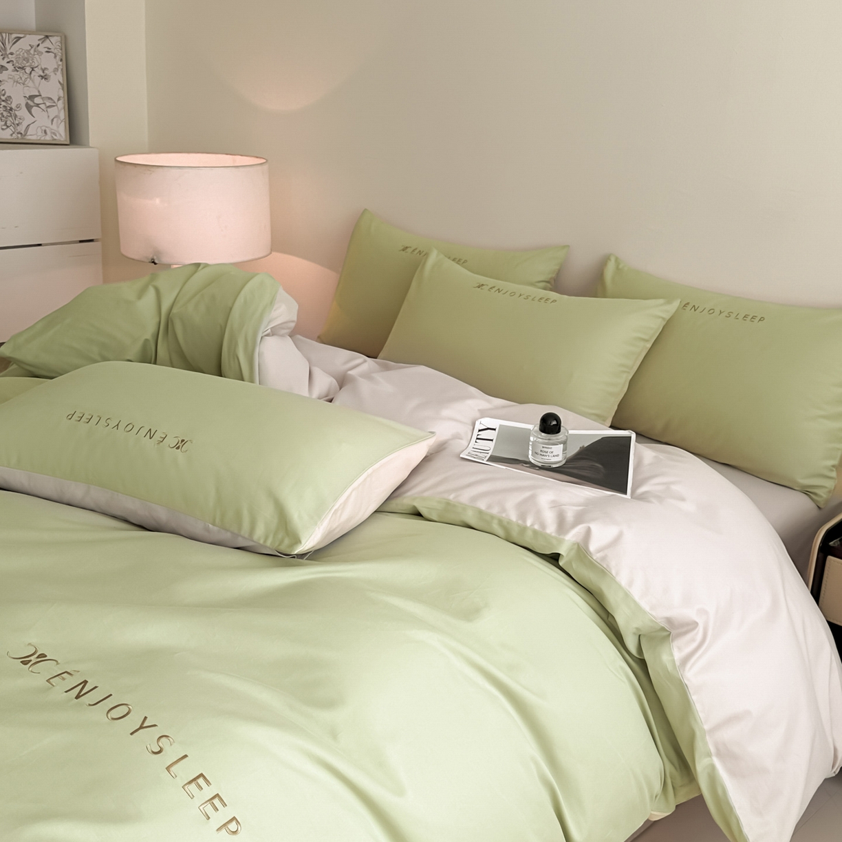 91家纺网 家纺一手货源 找家纺 小叮当家纺仓储工厂店 (买家秀 爆款花型 不断货)2025新款A类全棉纯棉加厚磨毛刺绣纯棉不掉毛四件套 缪斯-艾草绿+印月灰