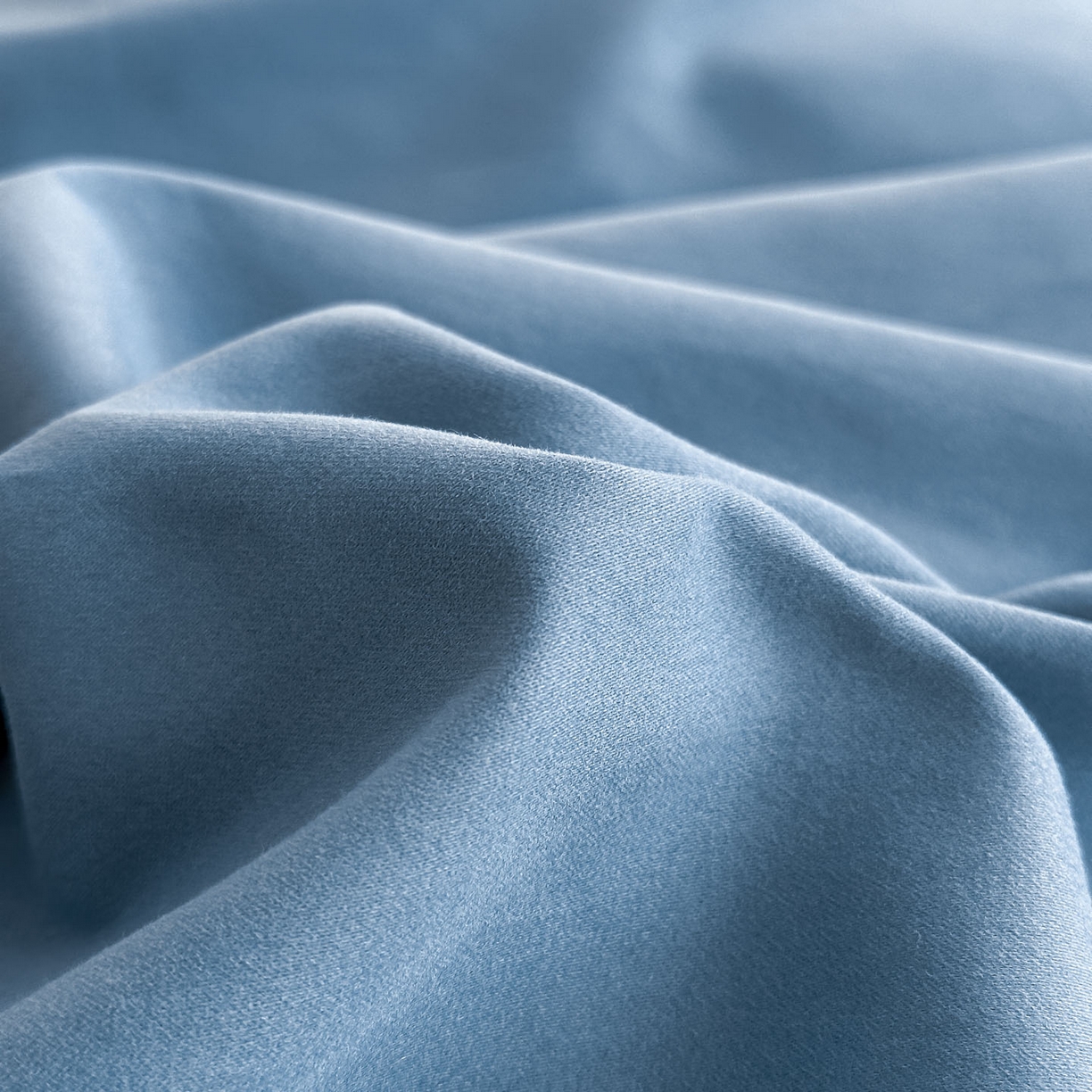 91家纺网 家纺一手货源 找家纺 小叮当家纺仓储工厂店 (买家秀 爆款花型 不断货)2025新款A类全棉纯棉加厚磨毛刺绣纯棉不掉毛四件套 缪斯-迷雾蓝+印月灰