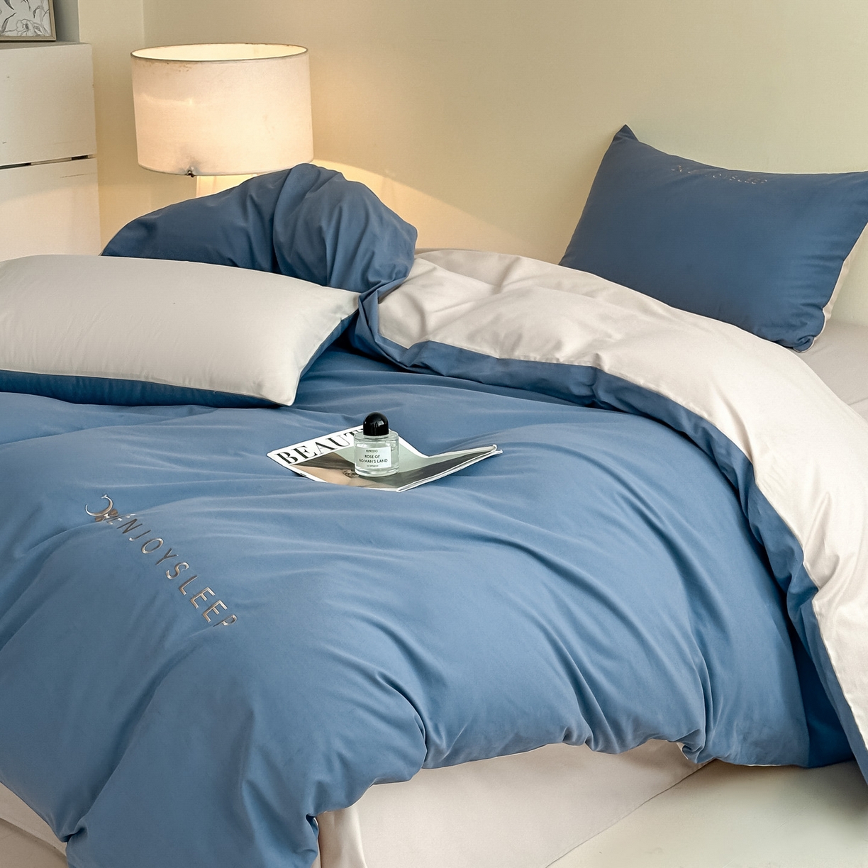 91家纺网 家纺一手货源 找家纺 小叮当家纺仓储工厂店 (买家秀 爆款花型 不断货)2025新款A类全棉纯棉加厚磨毛刺绣纯棉不掉毛四件套 缪斯-迷雾蓝+印月灰