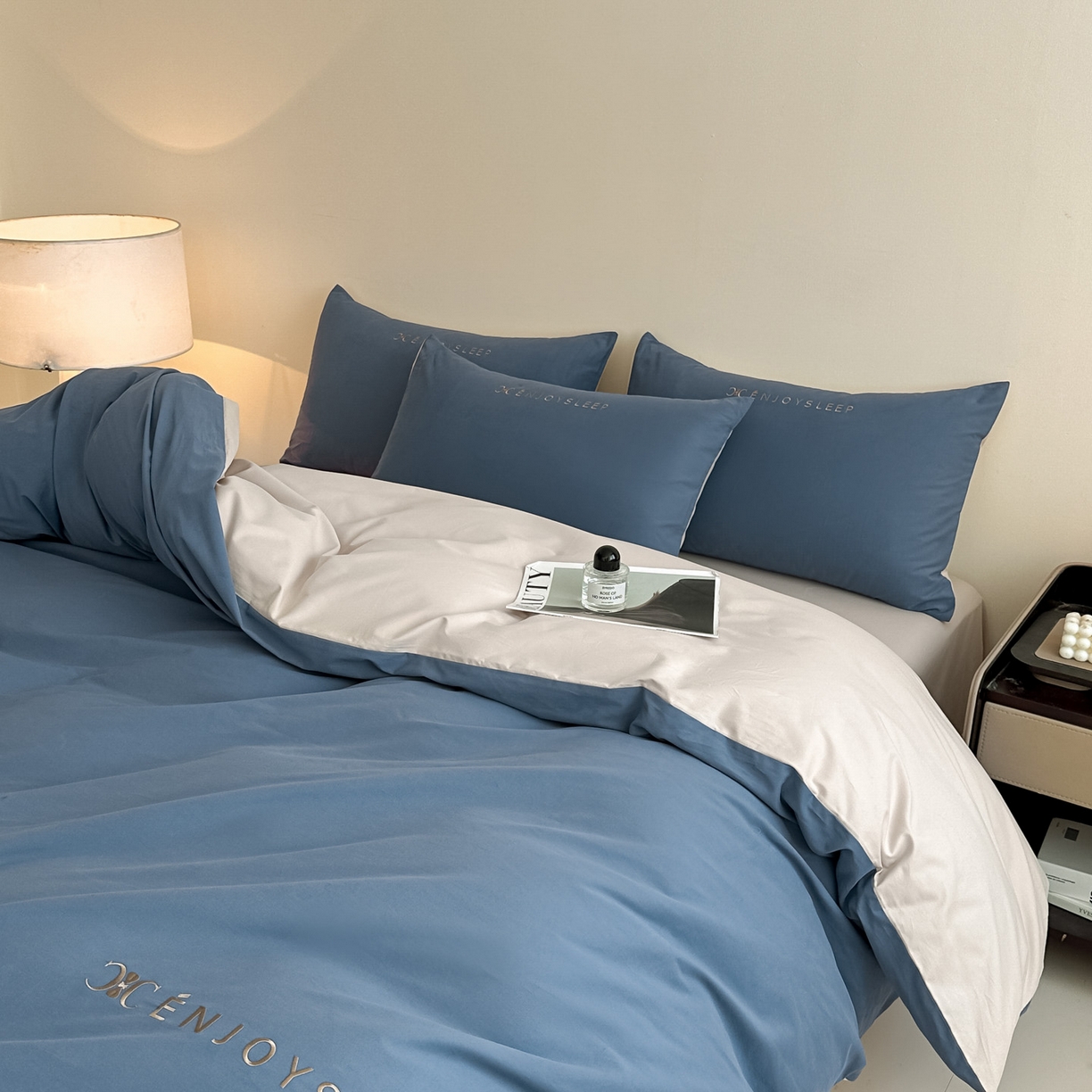 91家纺网 家纺一手货源 找家纺 小叮当家纺仓储工厂店 (买家秀 爆款花型 不断货)2025新款A类全棉纯棉加厚磨毛刺绣纯棉不掉毛四件套 缪斯-迷雾蓝+印月灰