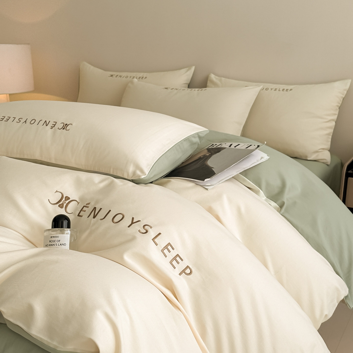 91家纺网 家纺一手货源 找家纺 小叮当家纺仓储工厂店 (买家秀 爆款花型 不断货)2025新款A类全棉纯棉加厚磨毛刺绣纯棉不掉毛四件套 缪斯-奶酪黄+抹茶绿