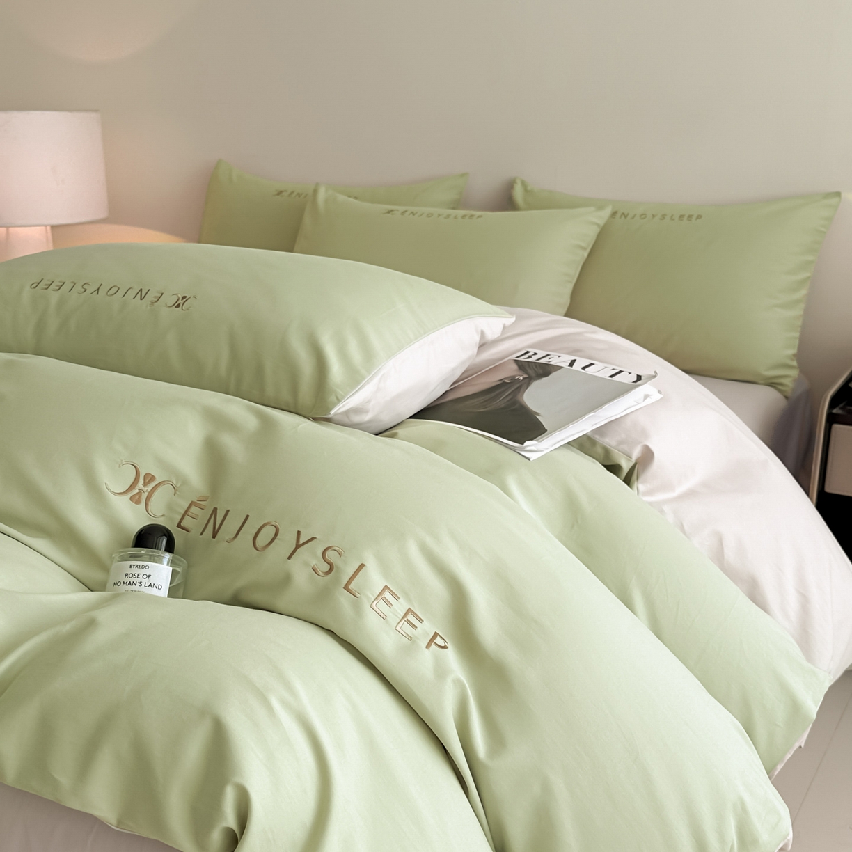 91家纺网 家纺一手货源 找家纺 小叮当家纺仓储工厂店 (买家秀 爆款花型 不断货)2025新款A类全棉纯棉加厚磨毛刺绣纯棉不掉毛四件套 缪斯-艾草绿+印月灰