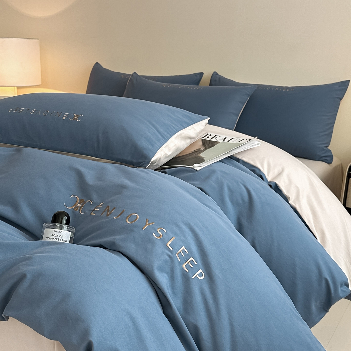 91家纺网 家纺一手货源 找家纺 小叮当家纺仓储工厂店 (买家秀 爆款花型 不断货)2025新款A类全棉纯棉加厚磨毛刺绣纯棉不掉毛四件套 缪斯-迷雾蓝+印月灰