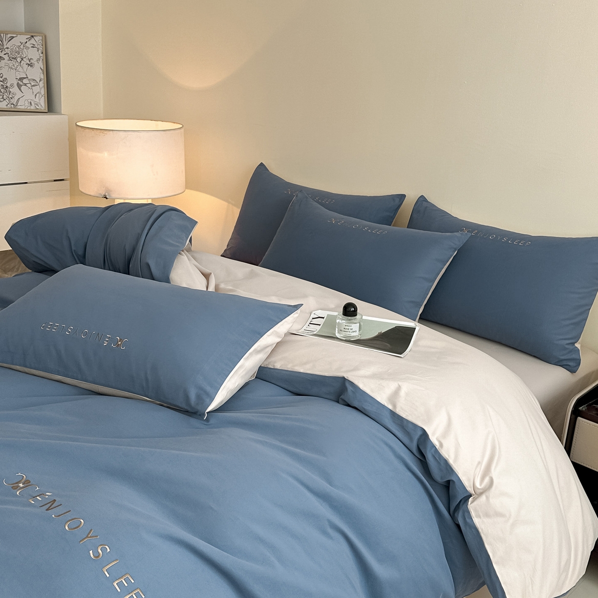 91家纺网 家纺一手货源 找家纺 小叮当家纺仓储工厂店 (买家秀 爆款花型 不断货)2025新款A类全棉纯棉加厚磨毛刺绣纯棉不掉毛四件套 缪斯-迷雾蓝+印月灰