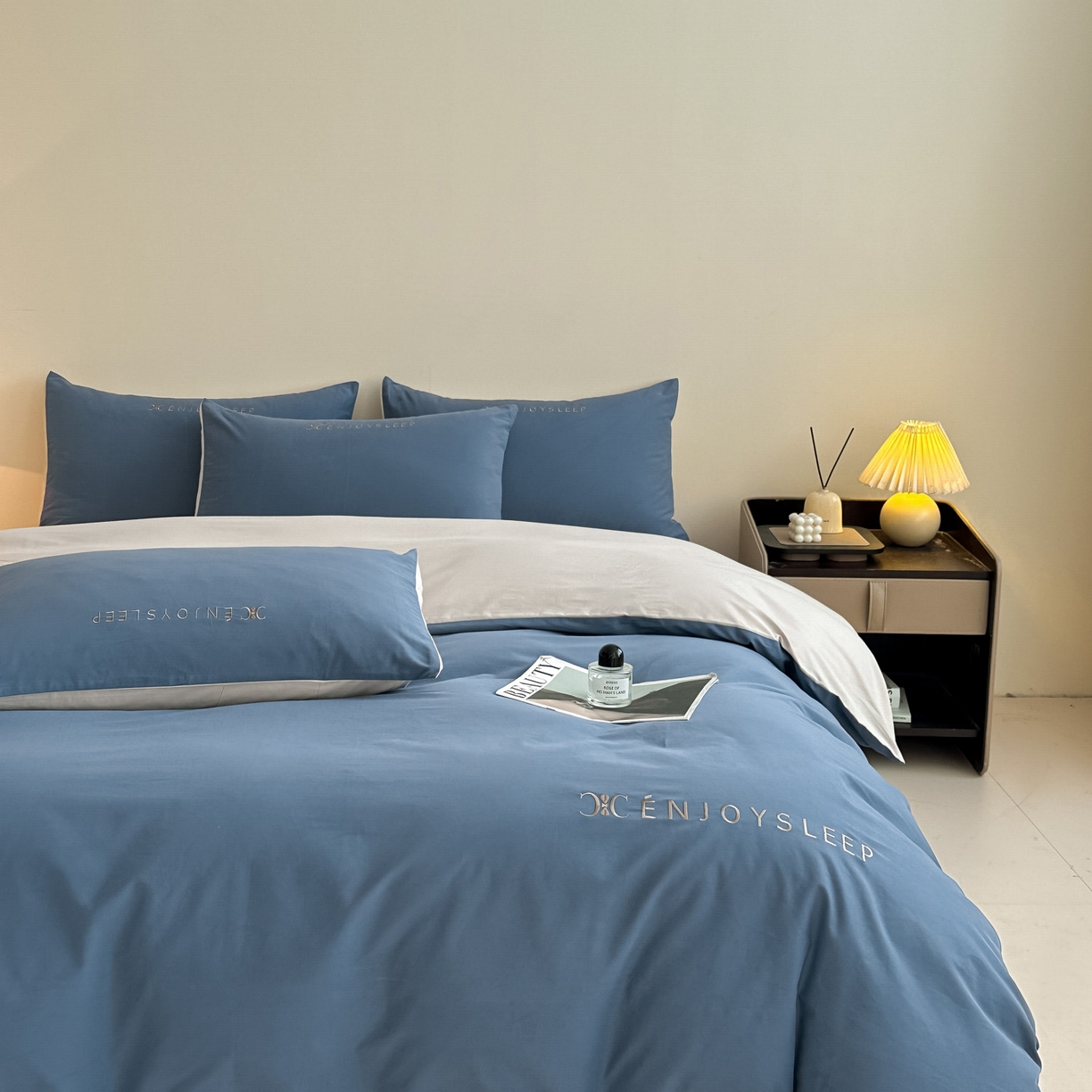 91家纺网 家纺一手货源 找家纺 小叮当家纺仓储工厂店 (买家秀 爆款花型 不断货)2025新款A类全棉纯棉加厚磨毛刺绣纯棉不掉毛四件套 缪斯-迷雾蓝+印月灰