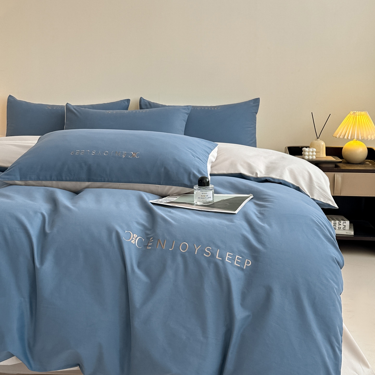 91家纺网 家纺一手货源 找家纺 小叮当家纺仓储工厂店 (买家秀 爆款花型 不断货)2025新款A类全棉纯棉加厚磨毛刺绣纯棉不掉毛四件套 缪斯-迷雾蓝+印月灰