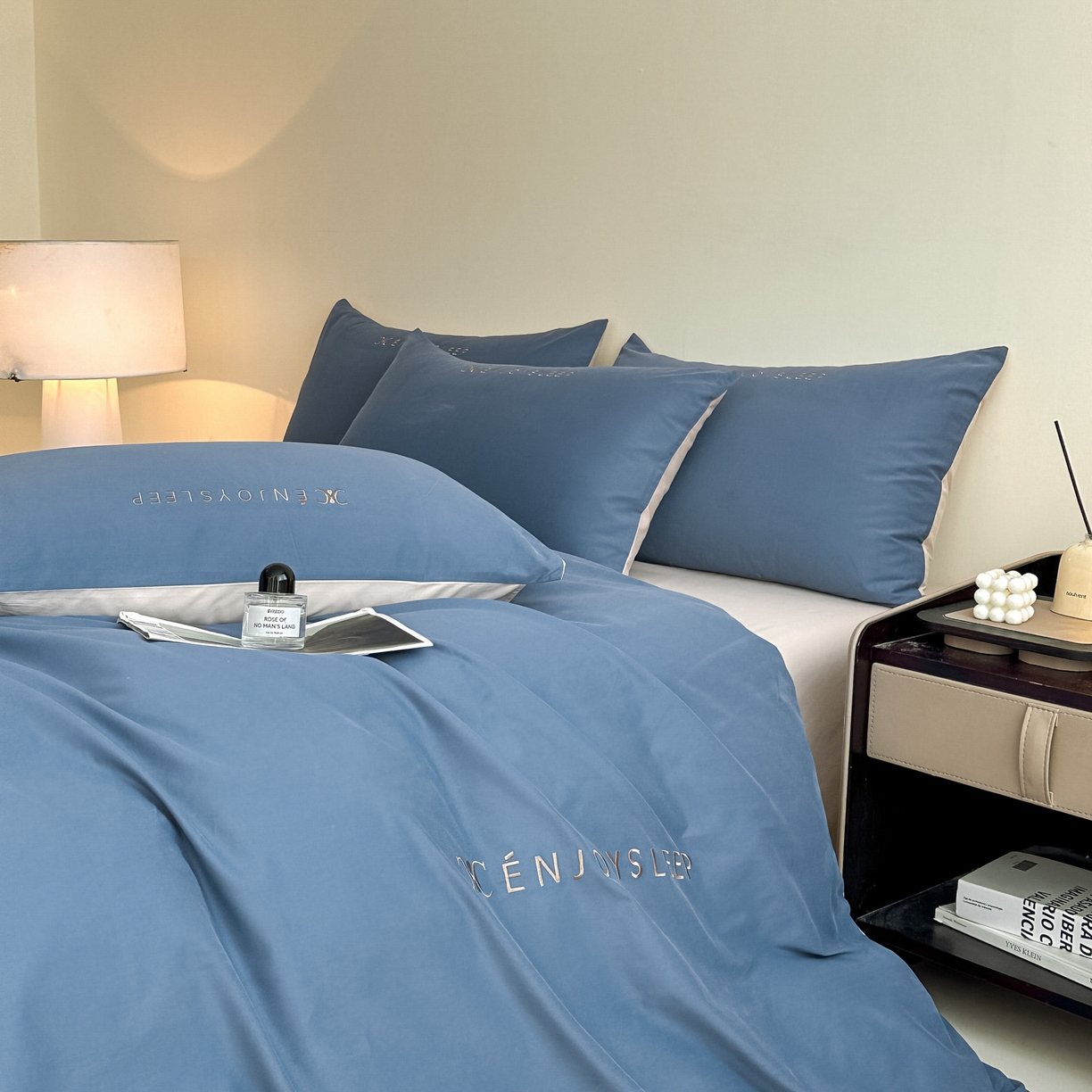 91家纺网 家纺一手货源 找家纺 小叮当家纺仓储工厂店 (买家秀 爆款花型 不断货)2025新款A类全棉纯棉加厚磨毛刺绣纯棉不掉毛四件套 缪斯-迷雾蓝+印月灰