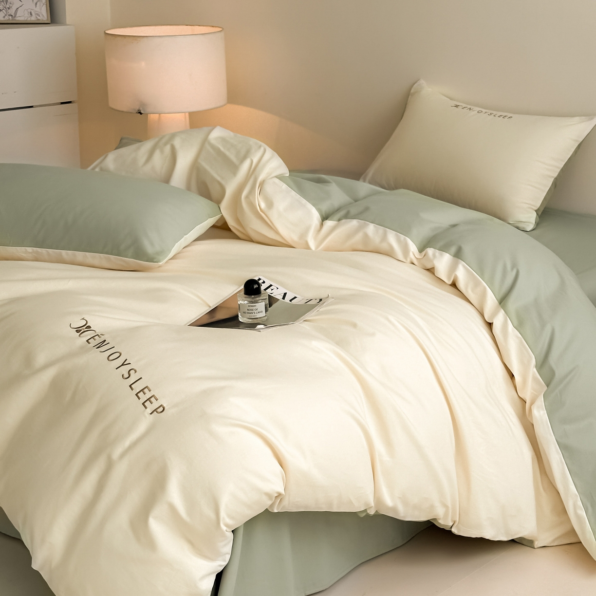 91家纺网 家纺一手货源 找家纺 小叮当家纺仓储工厂店 (买家秀 爆款花型 不断货)2025新款A类全棉纯棉加厚磨毛刺绣纯棉不掉毛四件套 缪斯-奶酪黄+抹茶绿