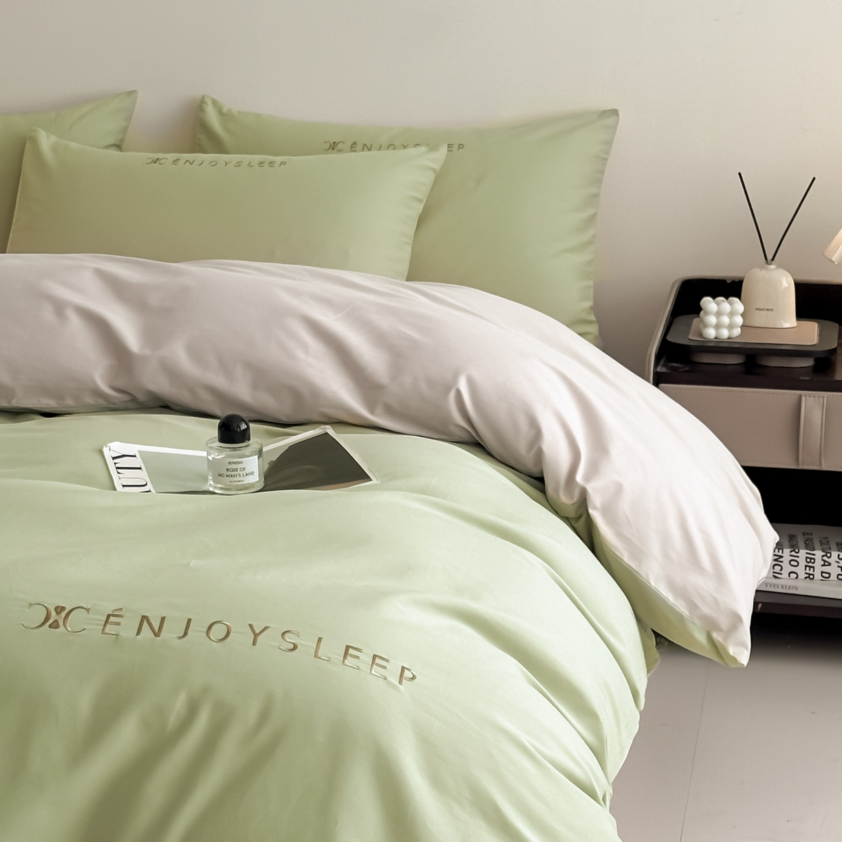 91家纺网 家纺一手货源 找家纺 小叮当家纺仓储工厂店 (买家秀 爆款花型 不断货)2025新款A类全棉纯棉加厚磨毛刺绣纯棉不掉毛四件套 缪斯-艾草绿+印月灰